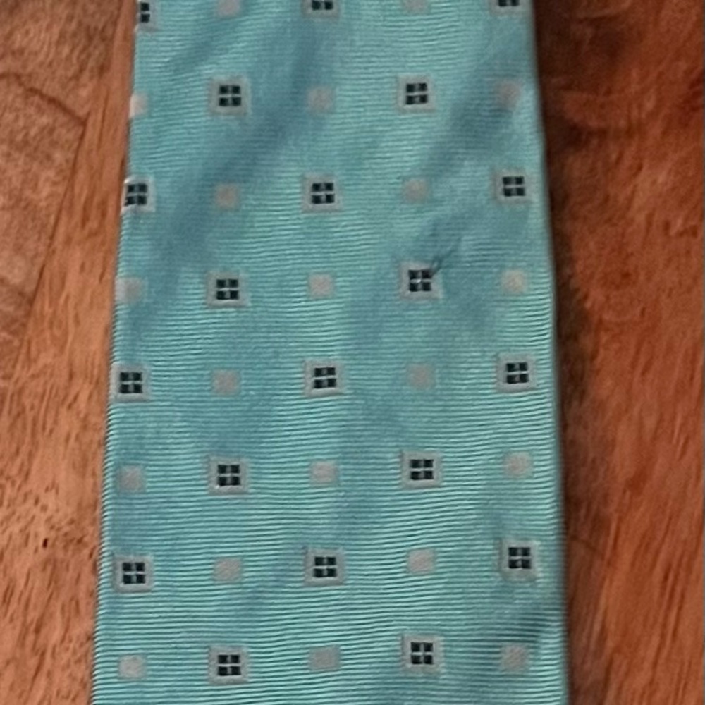 JOS A. BANK MEN’S TURQUOISE, NAVY, & WHITE 100% SILK NECKTIE/PRE-OWNED/ALLURING!